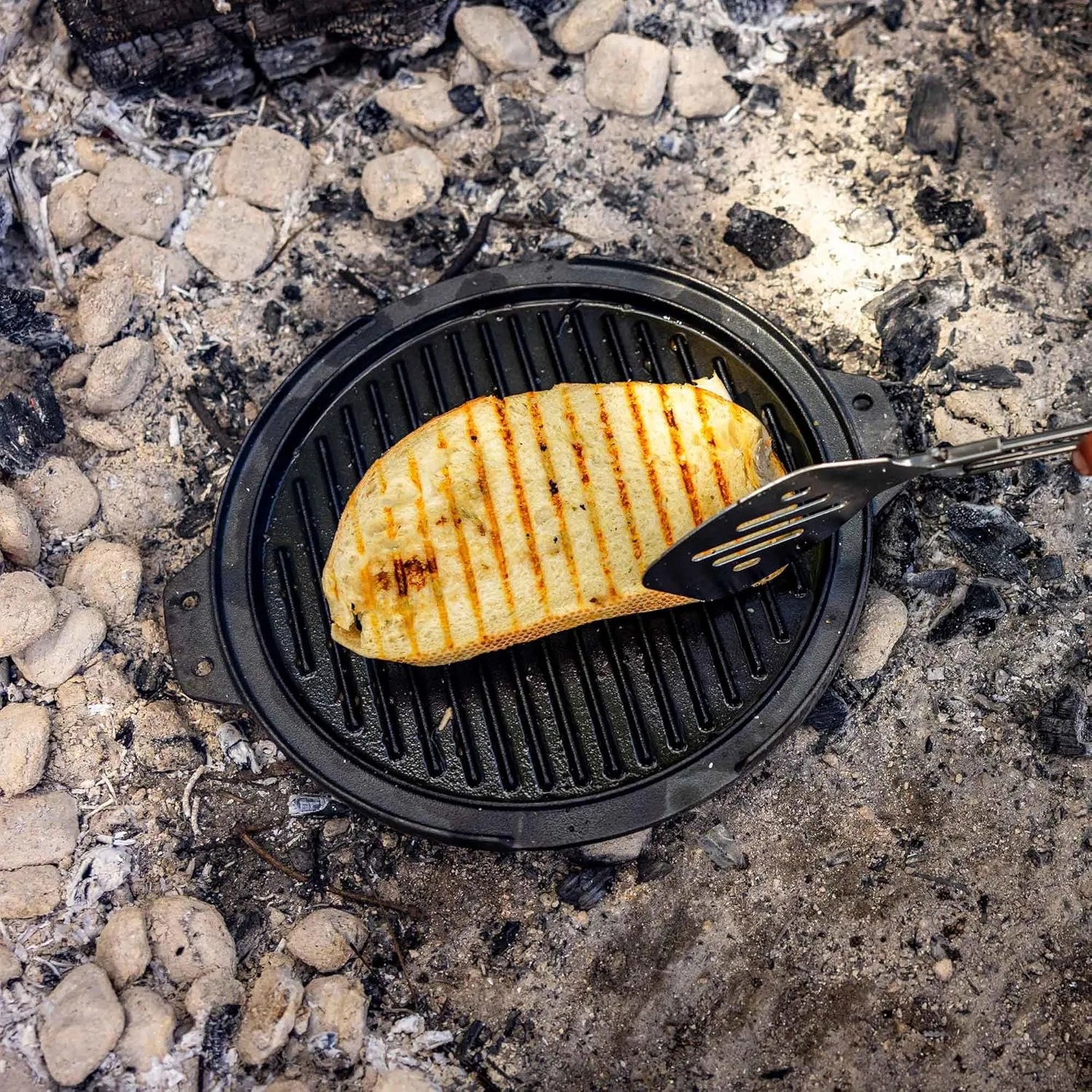 GSI Outdoors 60604 Guidecast Round Griddle, Dual-Sided Cast Iron Griddle/Grill Pan, 12-Inch