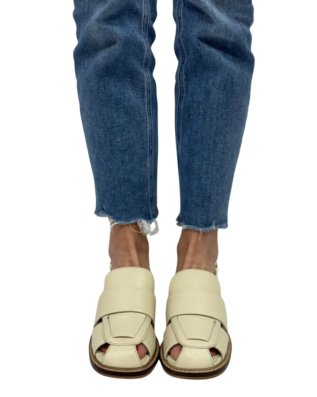 LIBBY FISHER FLAT in Chalk