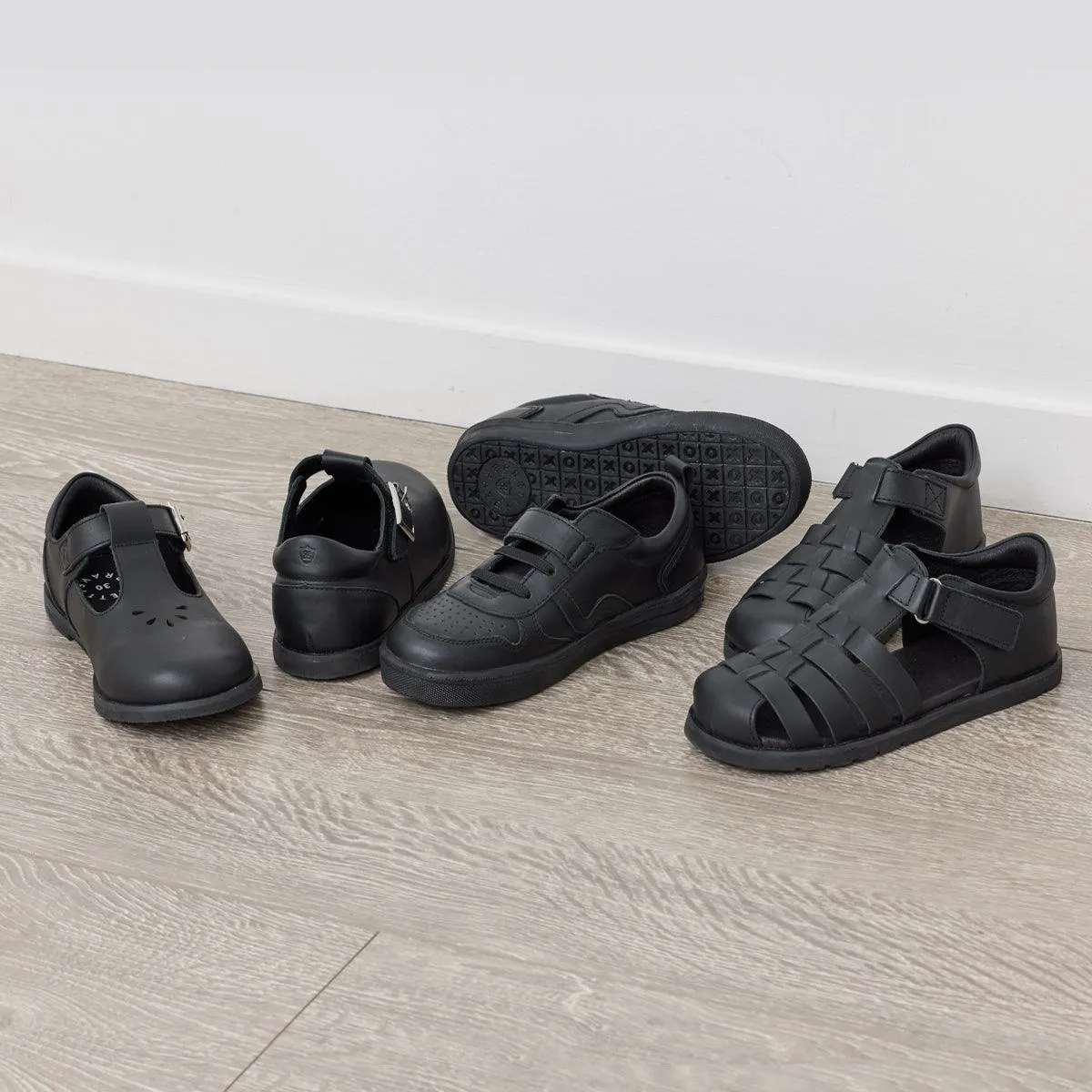 PRETTY BRAVE XO TRAINER BLACK