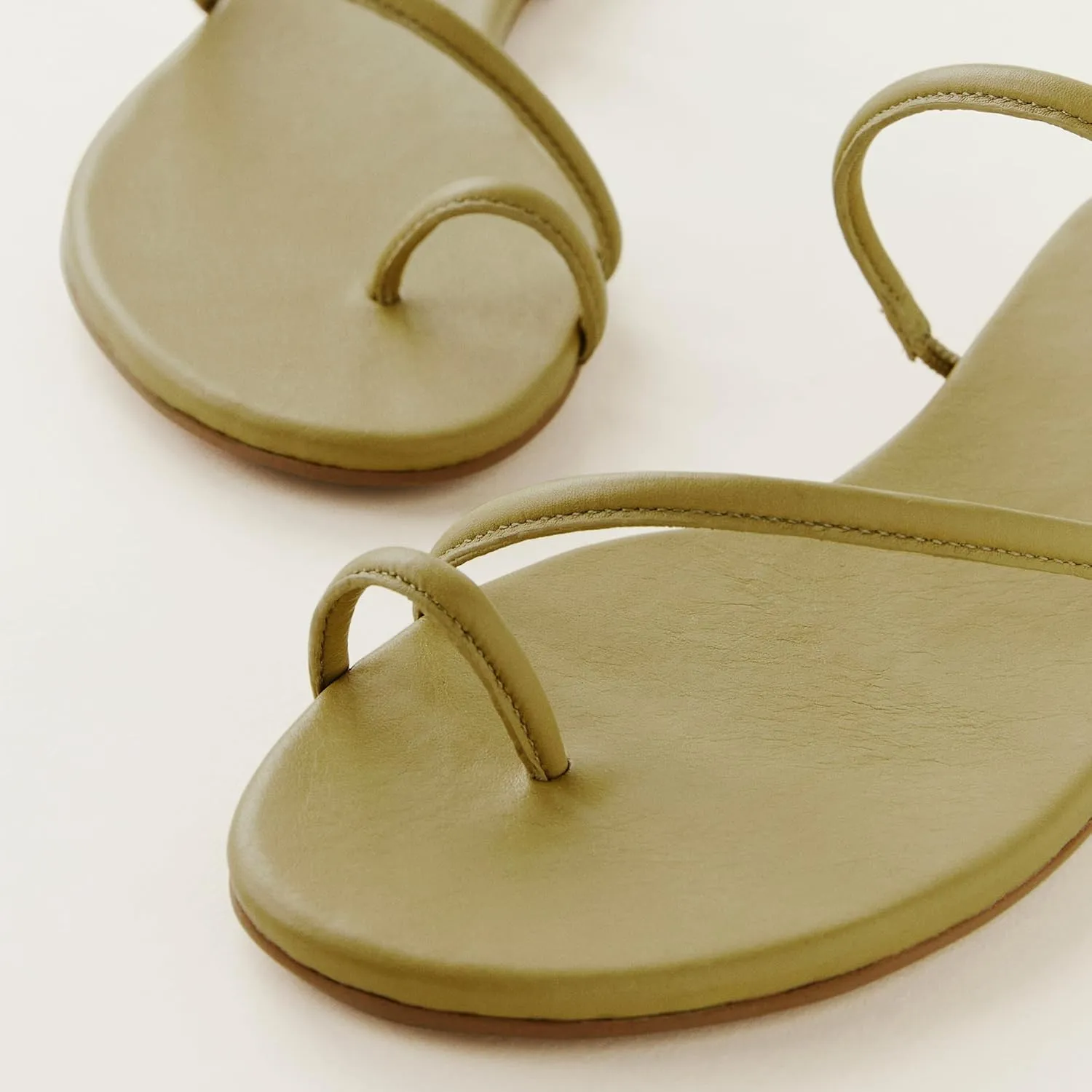 Women's Strappy Flat Sandals Slip On Slides Toe Ring Slippers with Cross Strap Comfortable Open Toe Summer Flats Shoes
